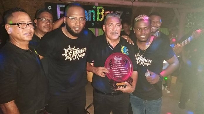 Plaka di mérito pa Foyan Boyz