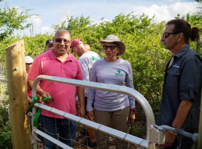 Miéntras e inisiadó Fernando Simal di Wild Conscience i Elsmarie Beukenboom di Caribbean Speleological Society ta mira ku hopi atenshon, diputado Tjin Asjoe ta hasi apertura ofisial di Parke di Kueba i Baranka.