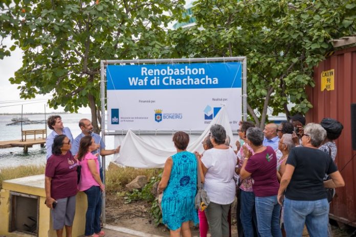 Desvelo di e bòrchi na Chachacha den presensia di un grupo di penshonado ku ta landa den siman na e playa
