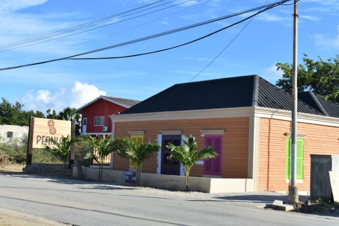 Peanut ta bai den edifisio restorá