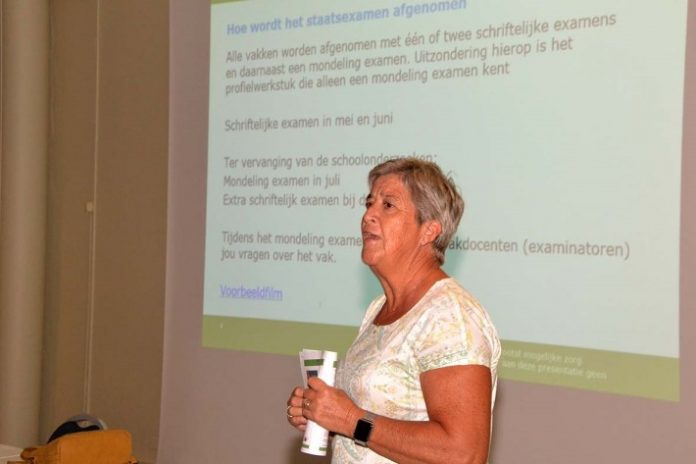 Wilma Böhm, presidente di Staatsexamen Boneiru dunando splikashon na e sala