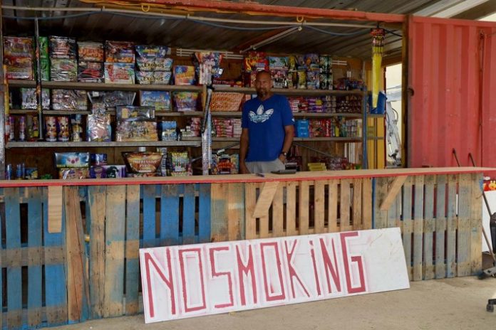 Punto di benta di Leo Janga situá na Kaya Korona 58, na e lugá di drecha tayer.