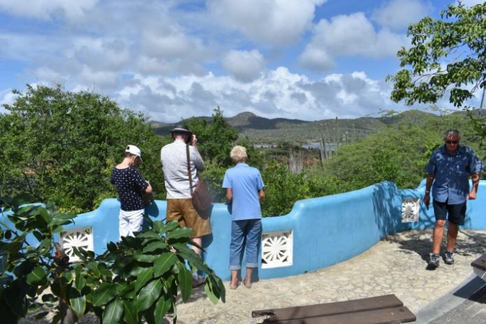Un lugá ku mester di atenshon ta e plataforma òf paramira na Gotomeer - Saliña Grandi. Palunan a krese kita e bista panorámiko riba Goto. Turistanan no por saka foto na drechi mas di e área aki. Kiko ta kosta pa snui e palunan aki de bes en kuando.