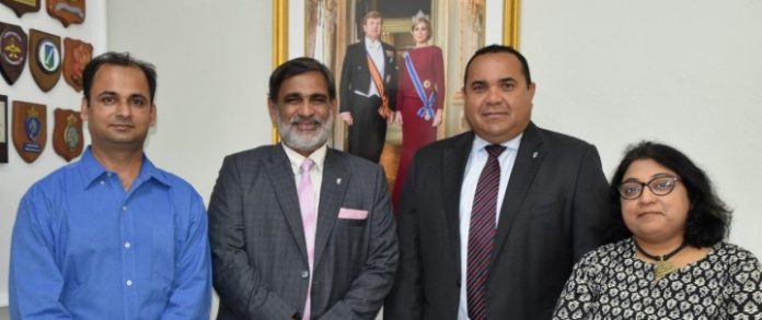 Embahador di India di bishita serka gezaghebber