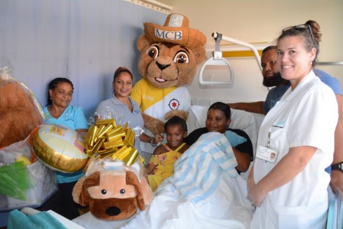 Lito i Lily-Ann Domacassé, a entregá regalo na e promé beibi di aña Jay-Dionne, den kompania di su ruman, mama Samantha i tata Fabricio Rombley.