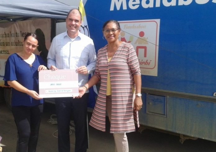 Aña a kuminsá bon pa Stichting Lezen & Schrijven