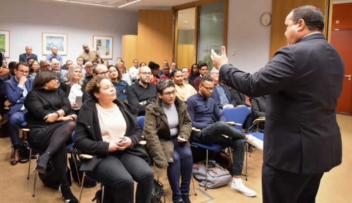 Gezaghebber Edison Rijna i diputado Nina den Heyer durante e enkuentro informativo pa boneriano bibá na Hulanda Oropeo. Na momentu di publikashon por fabor menshoná: Foto Nico van der Ven