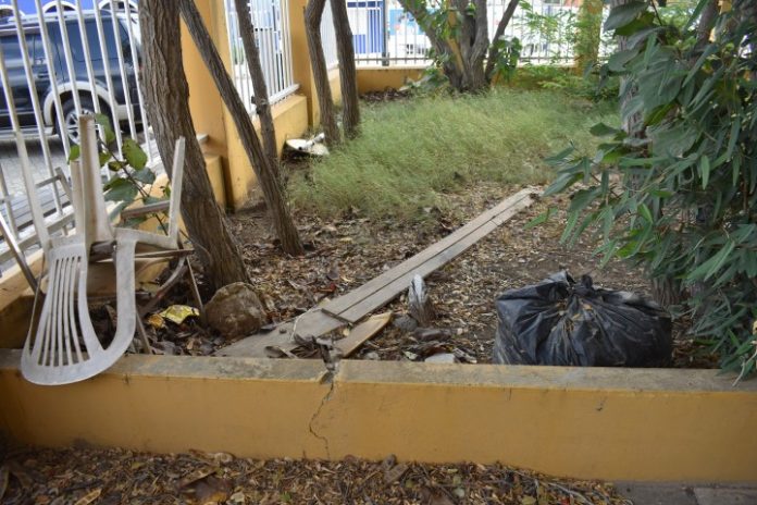 Hardin den mal estado pariba di Bestuurskantoor. Niun mandatario no ta mira esaki?