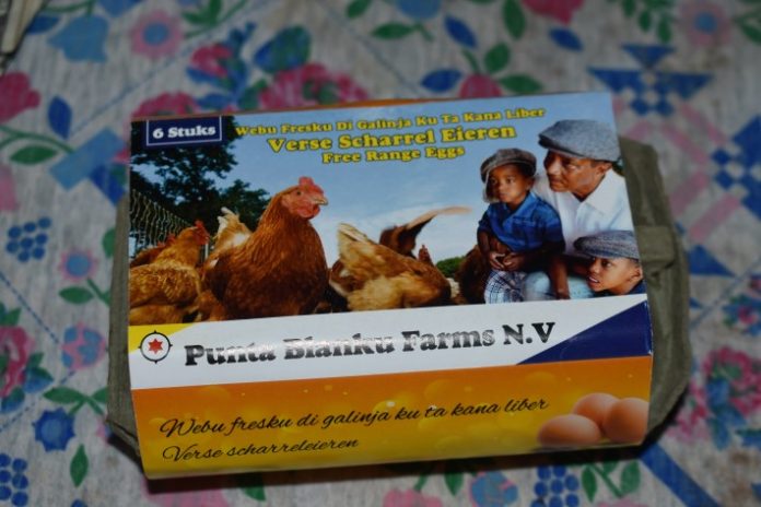 Webu konosí komo 'scharrelei' di Punta Blanku Chickenfarm sí ta optenibel.