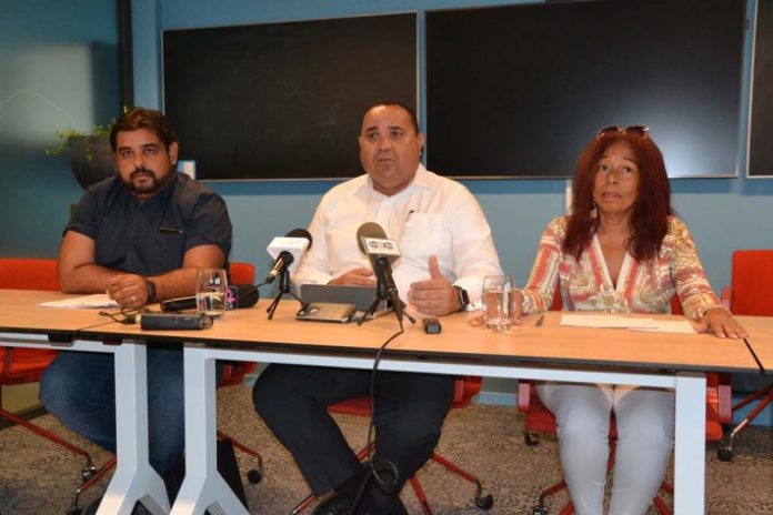 D.r.p.d. Eddy Carillo, representante di ROW den Diálogo Sentral, presidente di Diálogo Sentral, gezaghebber Edison Rijna i presidente di USIBO, Mavis Abrahams