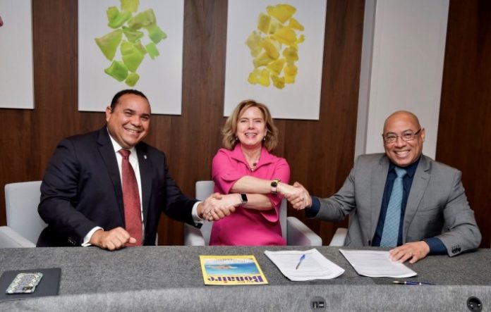 Ku firmamentu di un kombenio di koperashon, Kolegio Ehekutivo i Ministerio di Infrastruktura i Maneho di Awa ta pone un siguiente paso den mehorashon di infrastruktura i maneho di haf