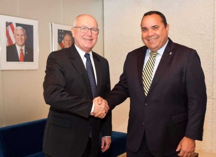 Embahador Pete Hoekstra a pone énfasis serka gezaghebber Rijna riba e bon relashonnan entre su pais i Reino Hulandes.