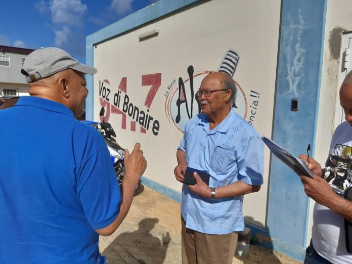 John Schermer pafó di studio di 'Voz di Bonaire' djasabra último huntu ku presentadó Bòi Antoin.