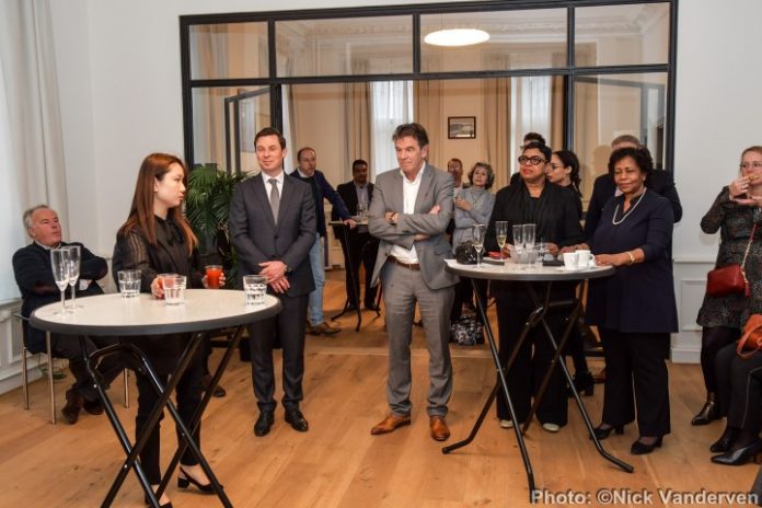 Direktiva di Caribbean Business Hub, e rumannan oochi Corinne i Germaine Hernandez-Croes, fundadónan di CBH, Rene Violenus, Minister Plenipotensiario di Sint Maarten, Lionel Martijn, visepresidente di CBH, Nico de Visser, presidente di CBH.