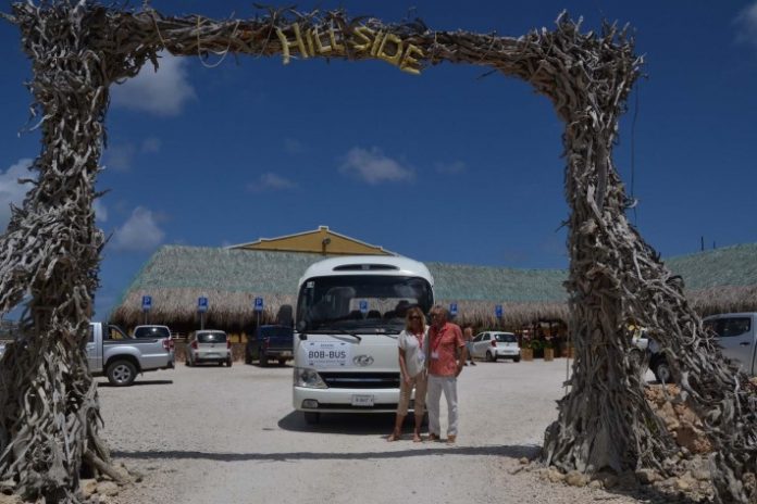 Direktornan di Bob Bus, Anneke Kroodsma i Leo Dijkgraaf, dilanti di e bùs di Rent-O-Fun na Hill Side, un di e paradanan riba ruta di e bùs.