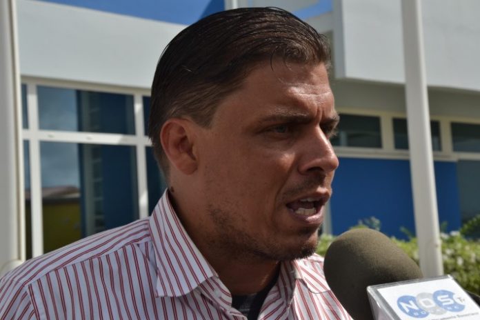 Clark Abraham djabièrnè atardi dunando deklararashon na warda di polis.