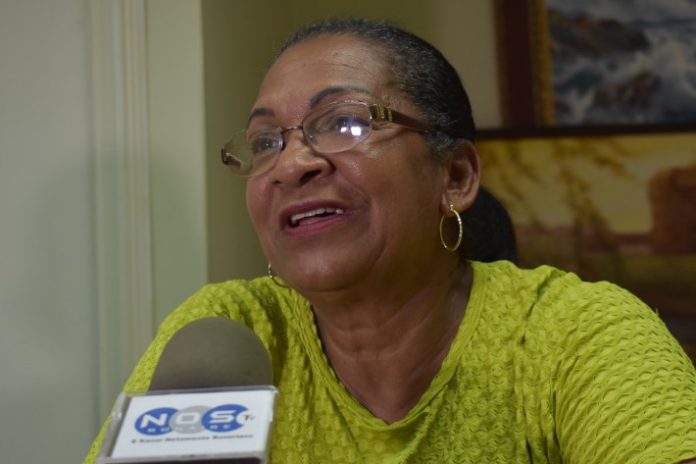 Lenny Janga awe mainta den aire.