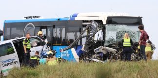 Dieskuater herido den aksidente ku bùs i taksi