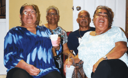 Kuater hende den bùs na kas