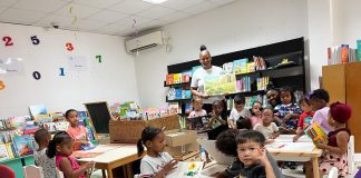Elephants di bishita na biblioteka