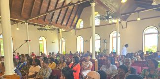 Den su promé diskurso komo Gezaghebber di Statia Francis ta primintí un servisio desinteresá