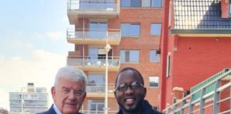Tokante Sentro Regional di Informashon i Eksperensia Minister Lewis ta atkirí konosementu práktiko