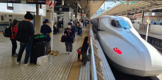 Den paso di Fittipaldi Japan’s Bullet Train hopi rápido
