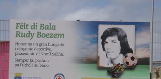 A skùif kampeonato Tènis di Bich Habitante ta reklamá lus di fèlt Rudy Boezem