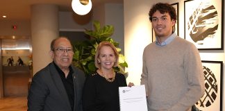 Durante un encuentro na Rijksuniversiteit Leiden Prome Minister a ricibi tesis di studiante Steven Boekhoudt