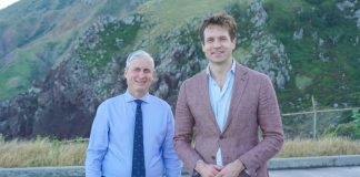 Gezaghebber Johnson a risibí Karremans