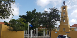 Hues a posponé e kaso: Dos ruman muhé sospechá di maltratá i hinka hòmber