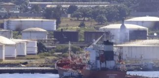 Miéntras pueblo ta putri den blackout Régimen ta bende soberania na dòler