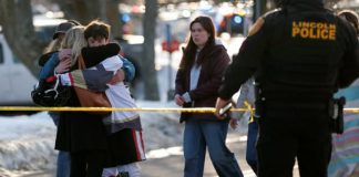 Tata ta lòs bala na wega hockey di su yu Dos famia a pèrdè nan bida