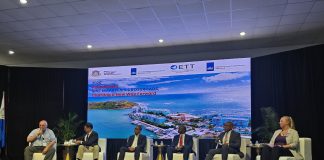 Puntonan di diskushon di pènel Oportunidat i riesgo den futuro pa desaroyo di turismo