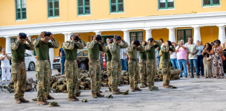 Diestres partisipante na Promé Formashon Militar a risibí barèt militar