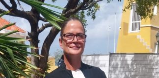 Hòmber ku a dal otro ku ‘pipe wrench’ a sali di bon