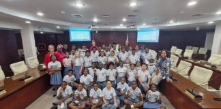 Studiantenan a bishitá Parlamento