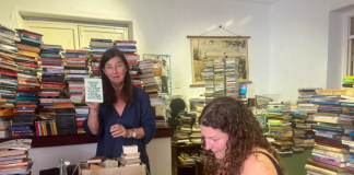 Buskando buki pa biblioteka di FuHiKuBo