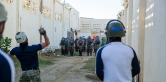 Práktika de-eskalashon durante disturbio sivil