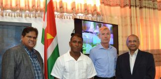 Tributo na un estadista Boneiru ta honra legado di Santokhi eks Presidente di Sürnam