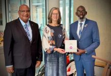 Minister a sera konosí ku Embahador di Hulanda na Washington