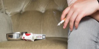 Reino Uní ta prohibí tabako pa tur hende ku a nase despues di 2008