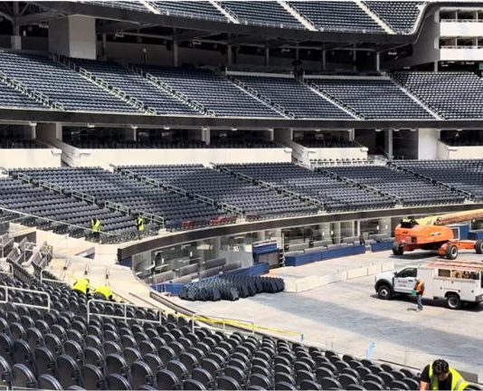 Pa Kopa Mundial 2026 SoFi Stadium ta kuminsá konstrukshon tereno di wega