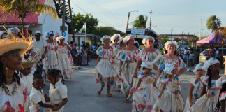 Parada folklor di mucha