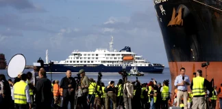 Promé grupo di pasahero a baha Hondius a yega Tenerife