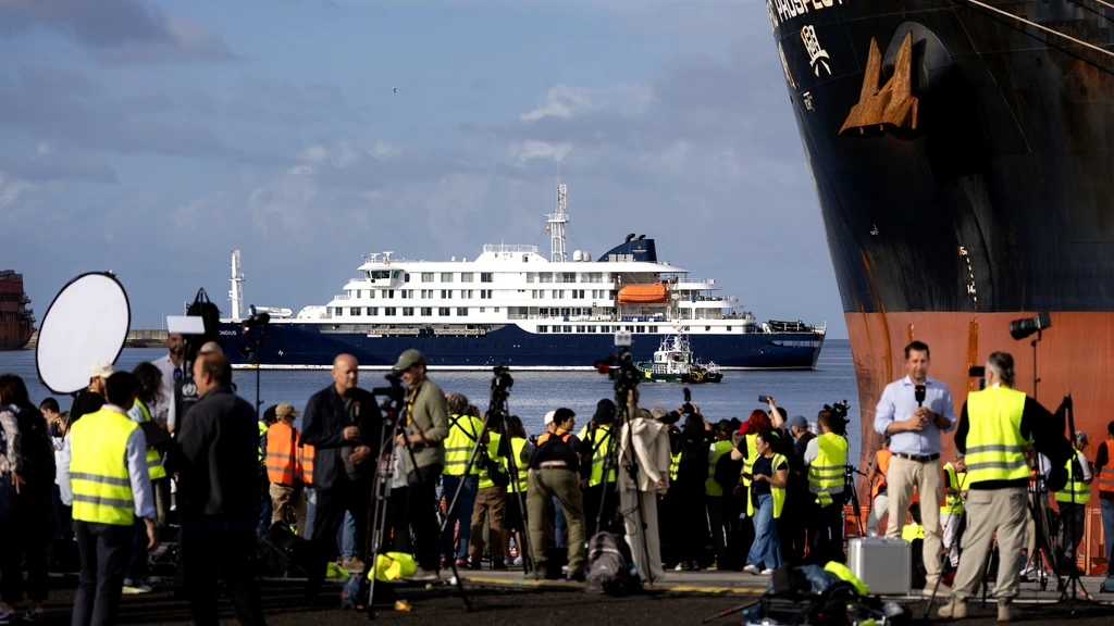 Promé grupo di pasahero a baha Hondius a yega Tenerife | Extra Bonaire