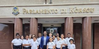 Parlamento a risibí bishita muchanan di Balente College