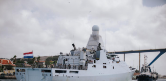 Zr.Ms. Groningen barku di stashon