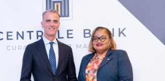 Pa fortalesé institushon i konstruí konfiansa ku St. Maarten Minister Gumbs ta elogiá Richard Doornbosch