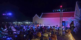Vlam di Libertat a kulminá ku anochi yen kanto, baile i konekshon